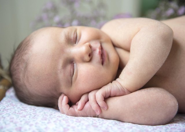 Babyfotografie zuhause, natürliche babyfotos zuhause machen lassen, babyfotografin berlin, mobiles fotostudio, neugeborenenfotos berlin, Babyfotos Berlin Zuhause
