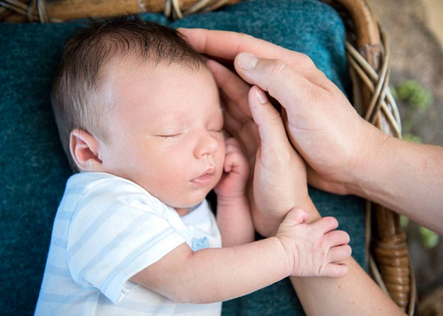 Babyfotografie zuhause, natürliche babyfotos zuhause machen lassen, babyfotografin berlin, mobiles fotostudio, neugeborenenfotos berlin, Babyfotos Berlin Zuhause