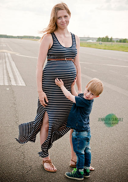 Babybauch fotos mit geschwistern draußen, familienfotos schwangerschaft