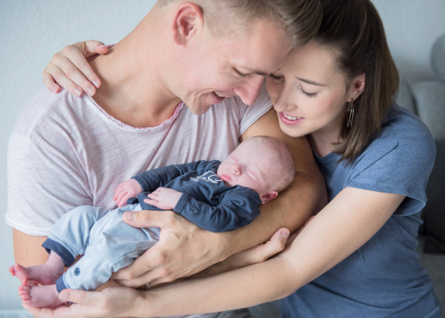 Babyfotografie zuhause, natürliche babyfotos zuhause machen lassen, babyfotografin berlin, mobiles fotostudio, neugeborenenfotos berlin, Babyfotos Berlin Zuhause