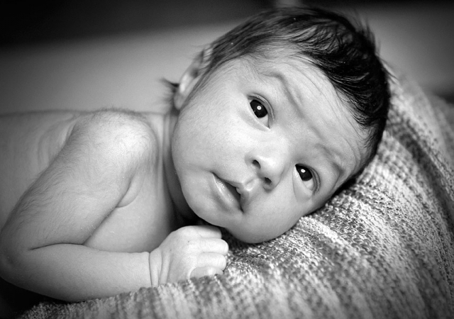Babyfotografie zuhause, natürliche babyfotos zuhause machen lassen, babyfotografin berlin, mobiles fotostudio, neugeborenenfotos berlin, Babyfotos Berlin Zuhause