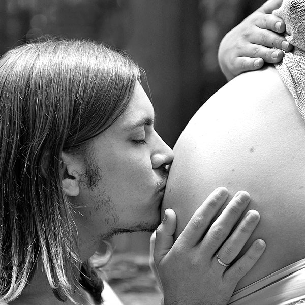 Schwangerschaftsfotos im Wald berlin draußen natürliche schwangerenfotos babybauchshooting jennifer sanchez akt in natur fotostudio berlin01