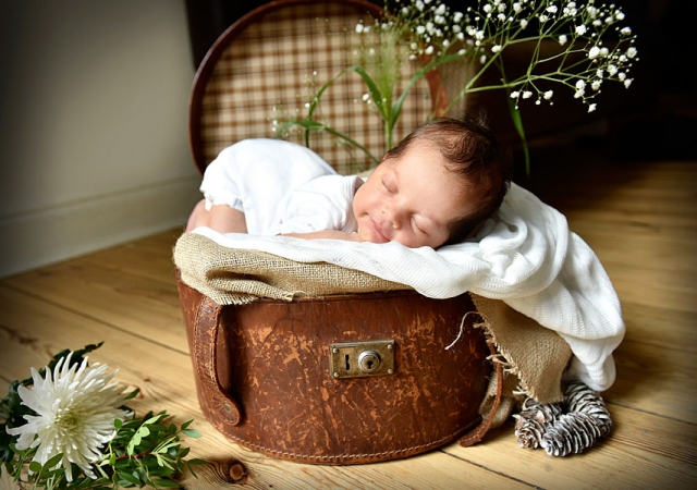 babyfotos-zuhause-vintage-blumen-fotograf-berlin-neugeborenenfotos-neukoelln02