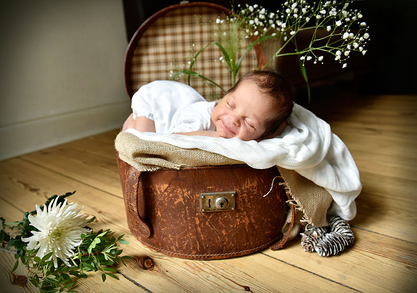 babyfotos-zuhause-vintage-blumen-fotograf-berlin-neugeborenenfotos-neukoelln02