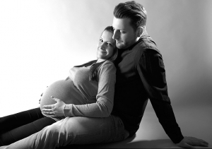 schwangerschaftsfotos berlin natürliches babybauch fotoshooting im studio schwarz weiss paarfotos schwanger fotostudio berlin