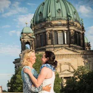 gleichgeschlechtliche paarfotos berlin, gleichgeschlechtliche ehe, lesbisches paar fotoshooting berlin, lesbische hochzeitsfotos, gleichgeschlechtliche hochzeitsfotos berlin, liebe, paarfotos im lustgarten berlin