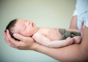 Mobiles Neugeborenenfotoshooting in Berlin | Babyfotos Zuhause Fotograf