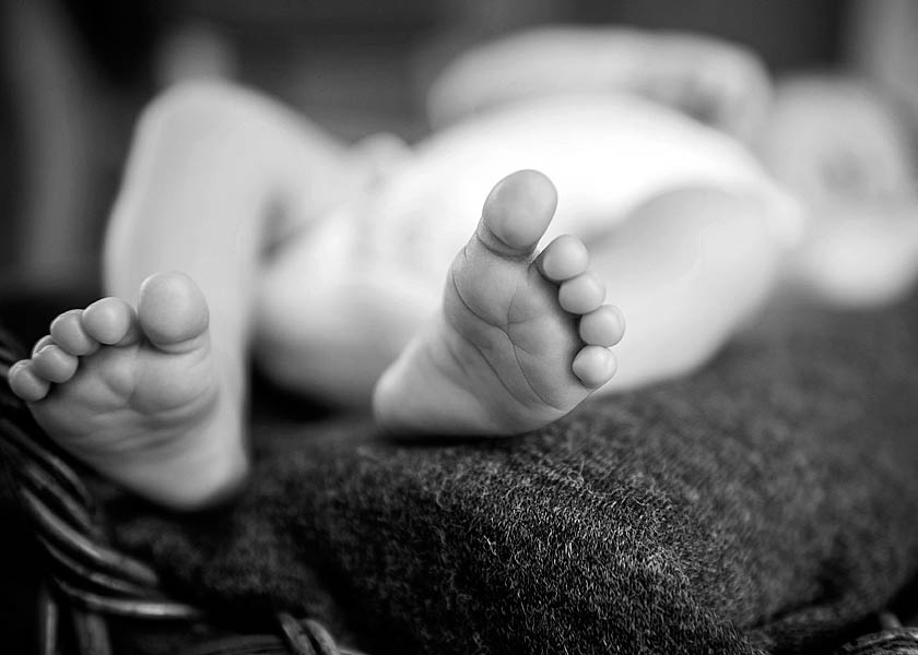 Mobiles Neugeborenenfotoshooting in Berlin | Babyfotos Zuhause Fotograf, babyfüße