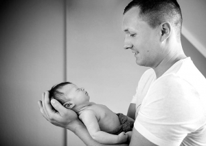 Mobiles Neugeborenenfotoshooting in Berlin | Babyfotos Zuhause Fotograf, papa und sohn