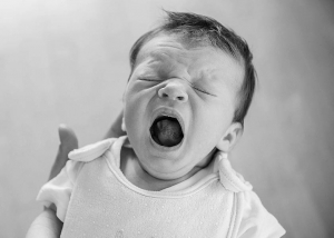 Mobiles Neugeborenenfotoshooting in Berlin | Babyfotos Zuhause Fotograf, baby gähnt