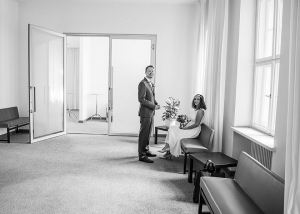wartezimmer im standesamt berlin mitte, hochzeitsfotograf berlin, hochzeit zu zweit, heiraten zu zweit in berlin