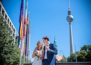 fernsehturm berlin, heiraten zu zweit, brautpaar beim eis essen, heiraten zu zweit berlin, hochzeitsfotos berlin, hochzeitfotograf, mobiles fotoshooting, mobiler fotograf, outdoor fotoshooting berlin, sommer in berlin