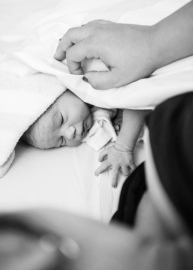Geburtsfotografie Berlin, Geburtsreportage, Fotosbei der Geburt, Wassergeburt, Begurt im Vivantes, Geburt im Krankenhaus Neukölln, Neugeborenenfotos nach der Geburt, Wochenbettfotos